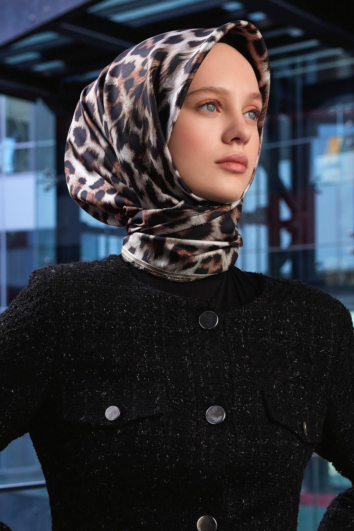 Poanes Leopar Desenli Twill İpek Eşarp görseli 3